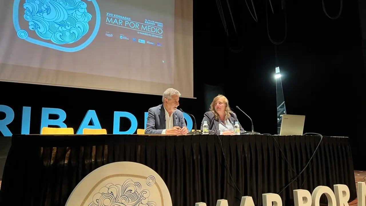 O presidente da Academia Xacobea, Xes&uacute;s Palmou, e a concelleira Pilar Otero clausuraron as actividades tras d&uacute;as mesas redondas. / Mundiario