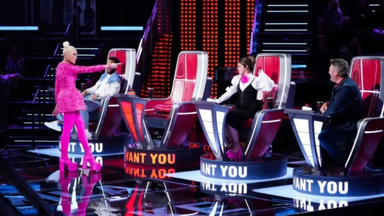 Gwen Stefani es bloqueada por Camila Cabello en The Voice. / NBC