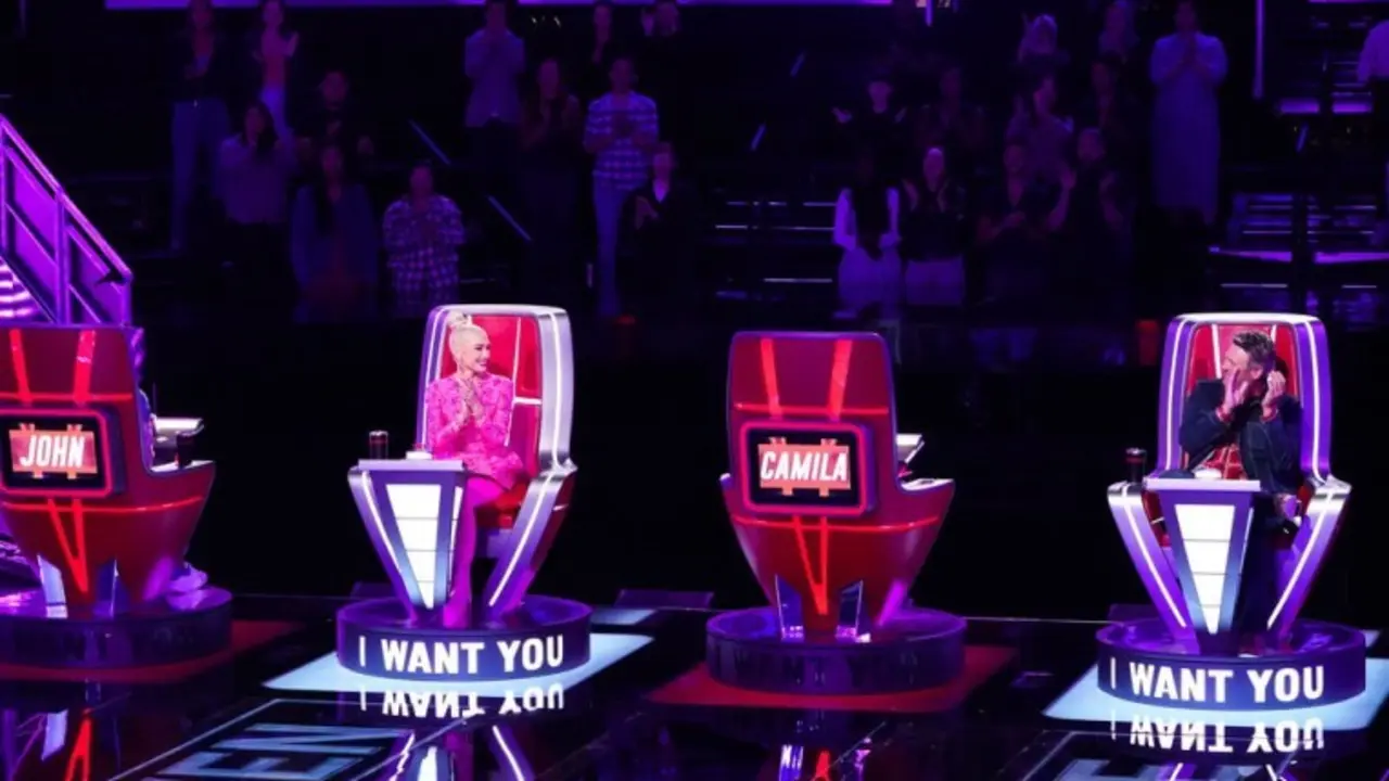 Gwen Stefani y Blake Shelton luchan por un artista en The Voice. / NBC