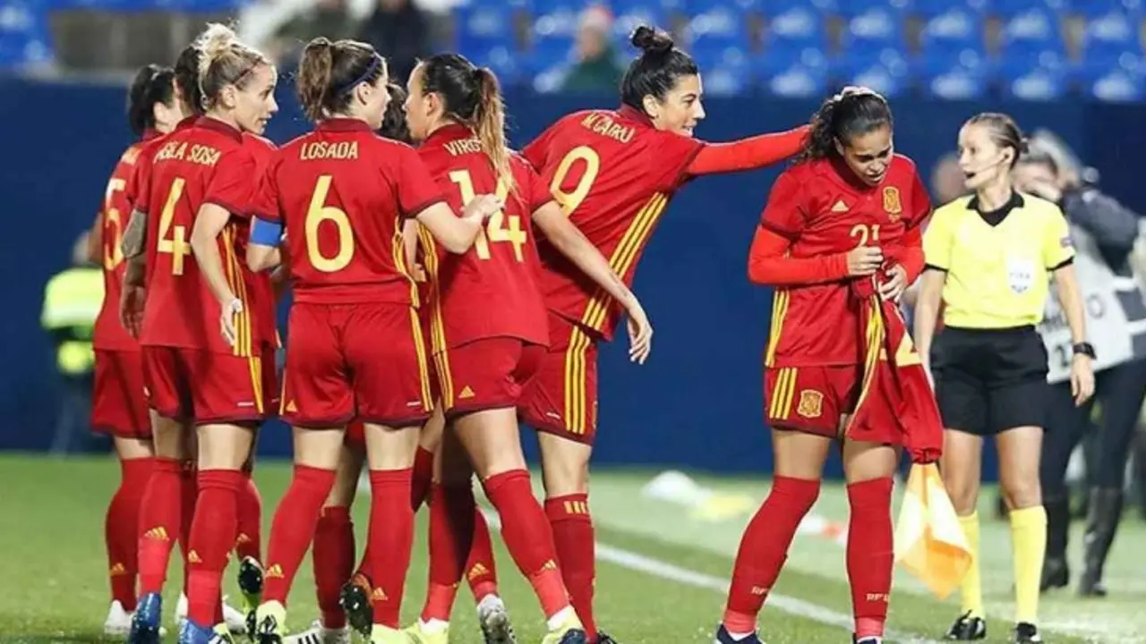 La Selecci&oacute;n de f&uacute;tbol femnino de Espa&ntilde;a sufre la renuncia de 15 jugadoras. /  El Periodico