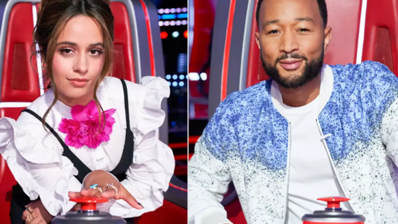 Camila Cabello y John Legend en The Voice. / NBC