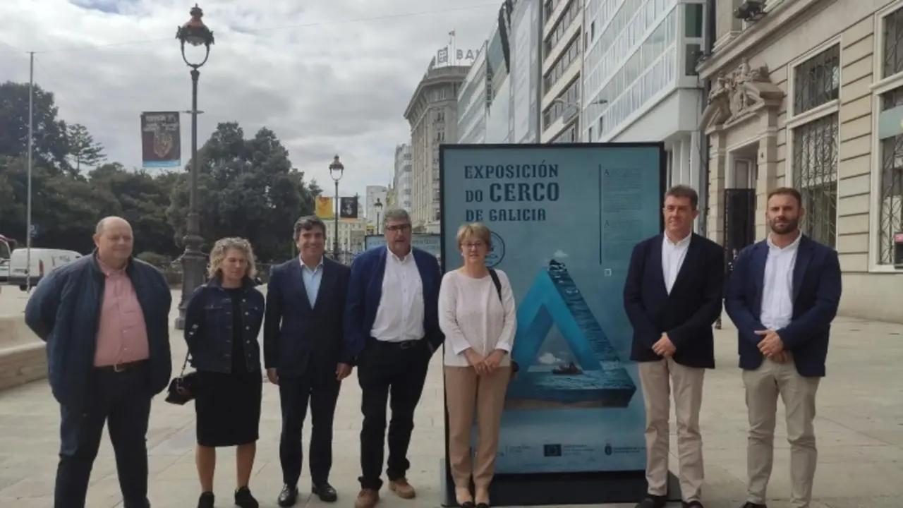 Representantes de Acerga e autoridades na exposici&oacute;n