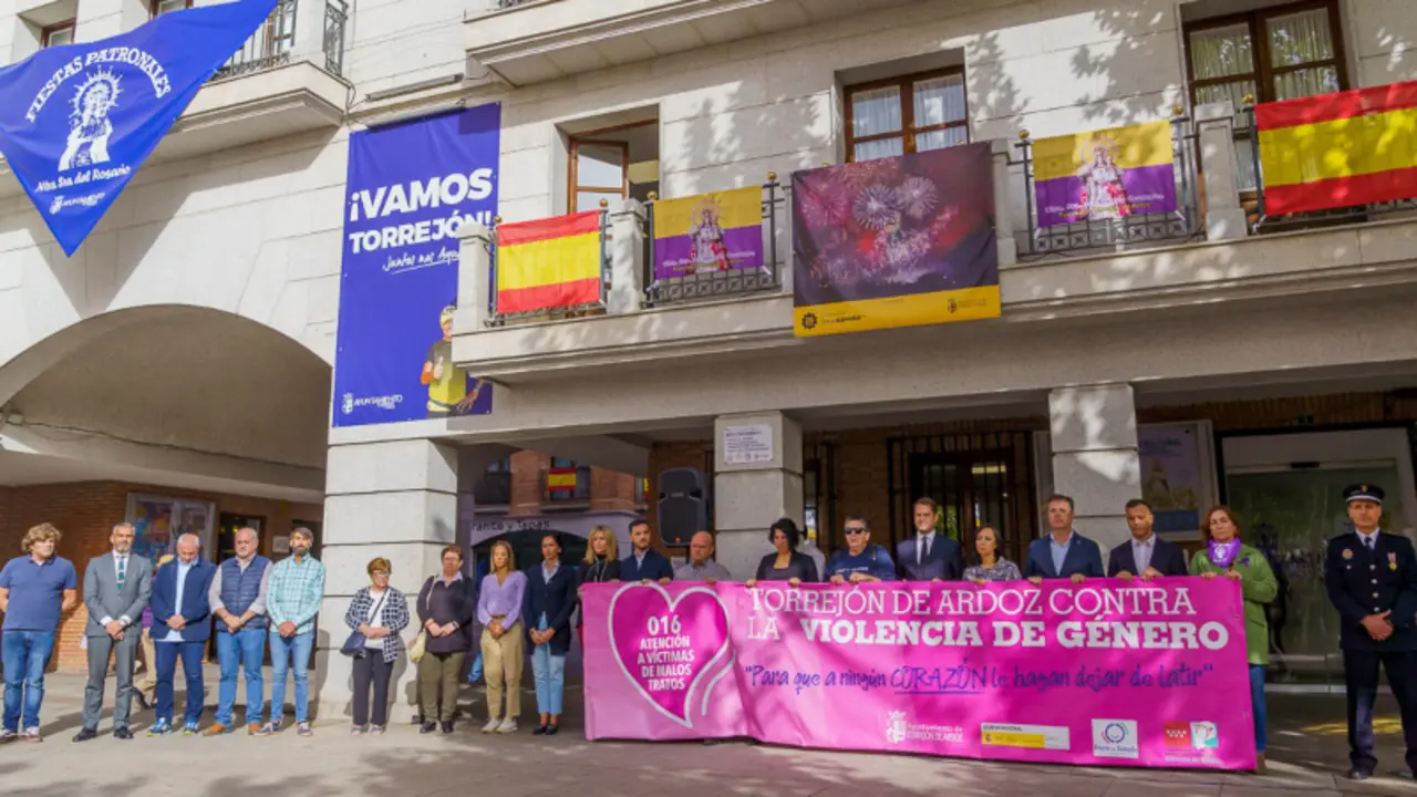 Manifestaci&oacute;n en repulsa al crimen machista de Torrej&oacute;n de Ardoz. / Ayuntamiento de Torrej&oacute;n de Ardoz
