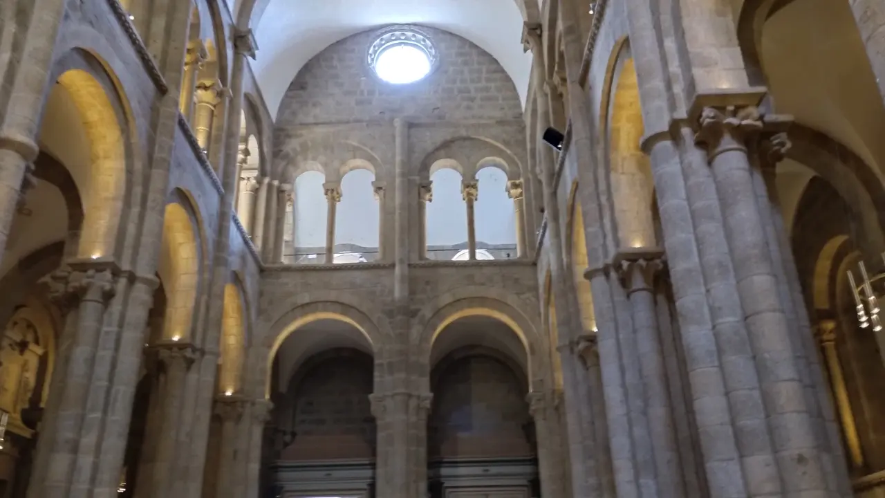 Interior rom&aacute;nico de la catedral Compostelana. JRB