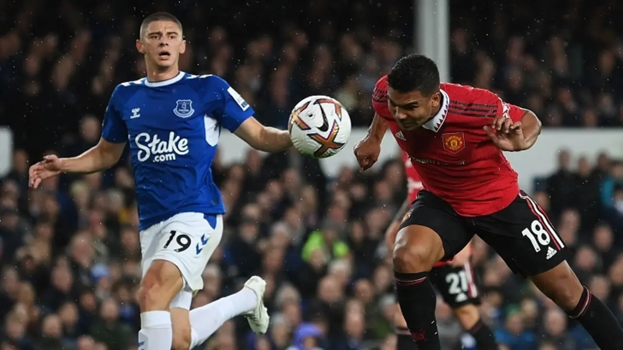 Casemiro pas&oacute; de villano a h&eacute;roe en la victoria del Manchester United frente al Everton. / @ManUTD_es