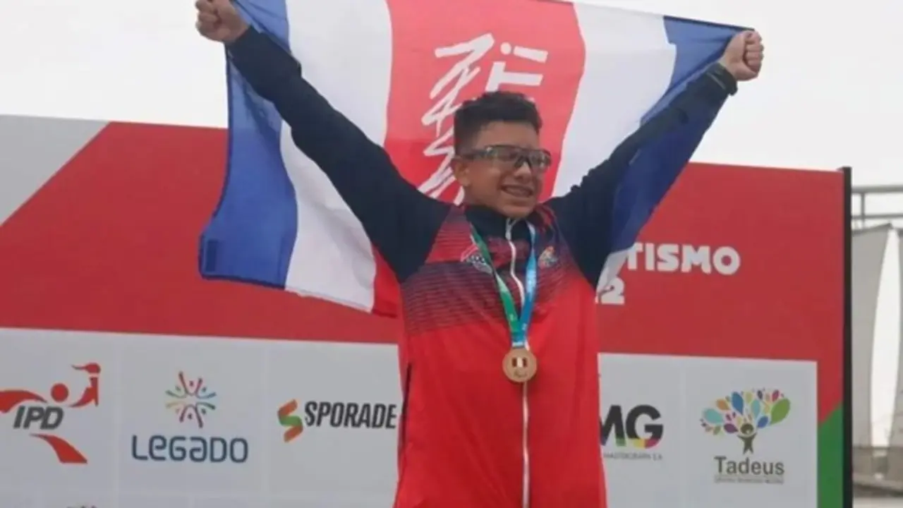 El costarricense Lino Gonz&aacute;lez obteniendo su medalla de oro. / Comit&eacute; Paral&iacute;mpico Nacional