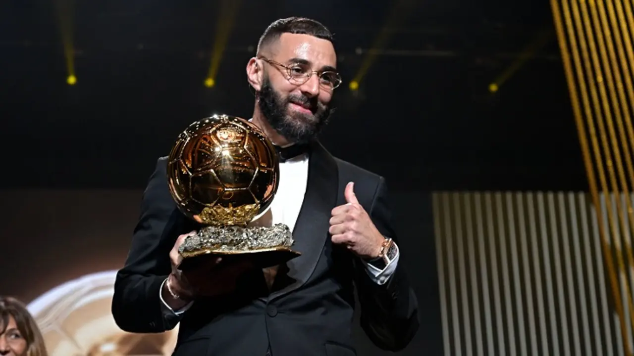 Karim Benzema con el Bal&oacute;n de Oro. / @francefootball