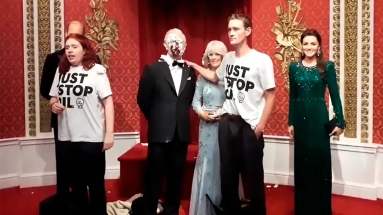 Activistas de Just Stop Oil en el museo londinense de Madame Tussaud. / Captura de pantalla