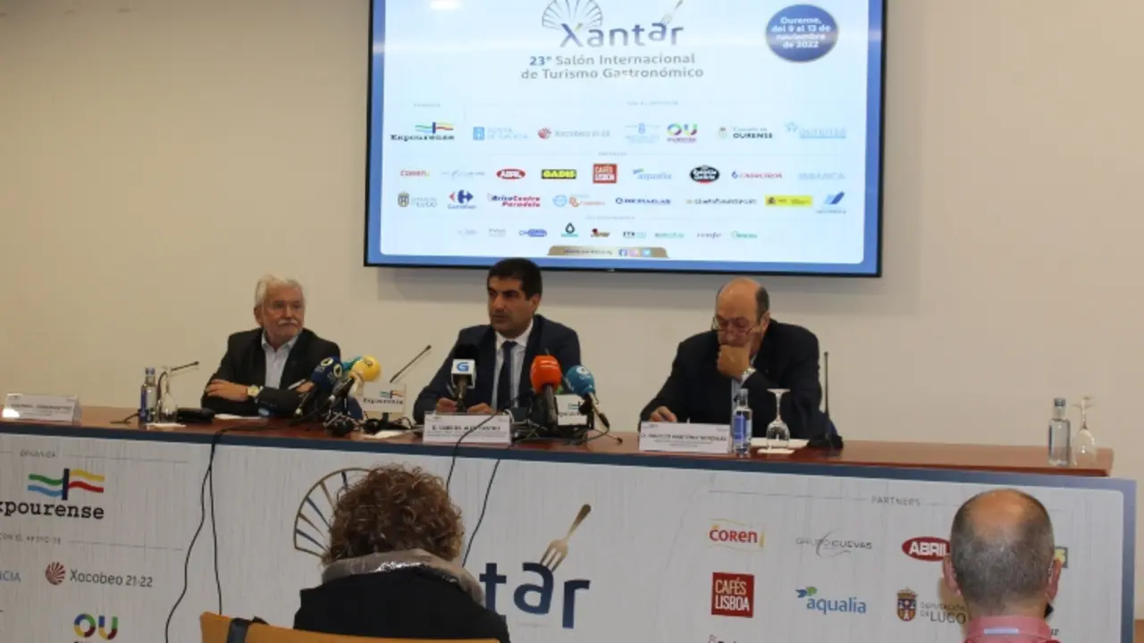 autoridades durante la presentaci&oacute;n