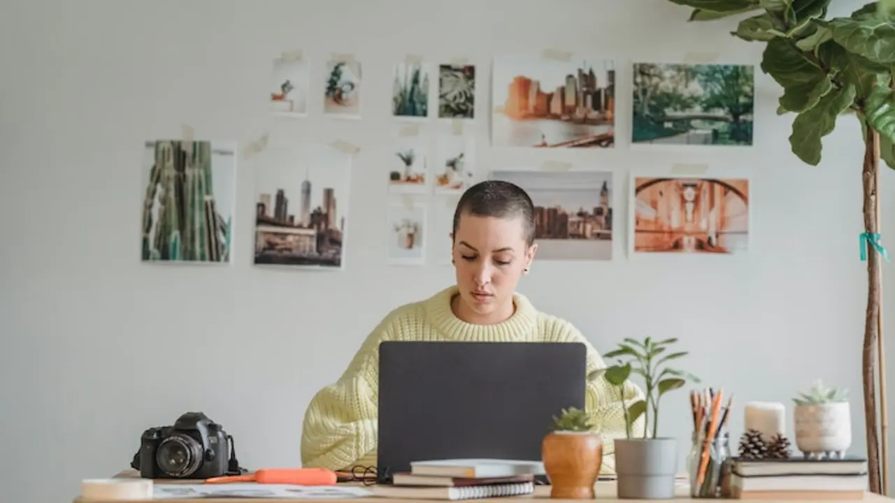 Mujer frente a un ordenador. / George Milton en Pexels