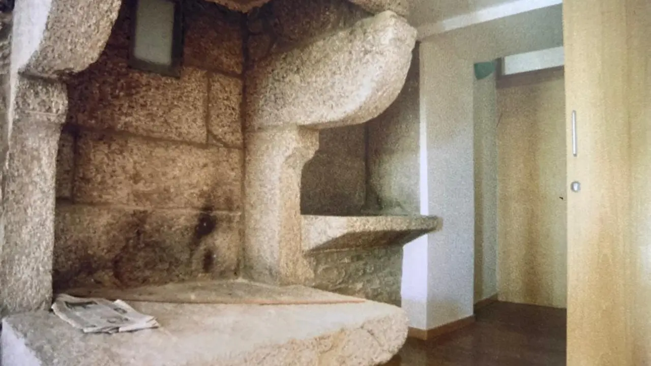 Interior de una casa en la ciudad hist&oacute;rica de Compostela. / RR SS