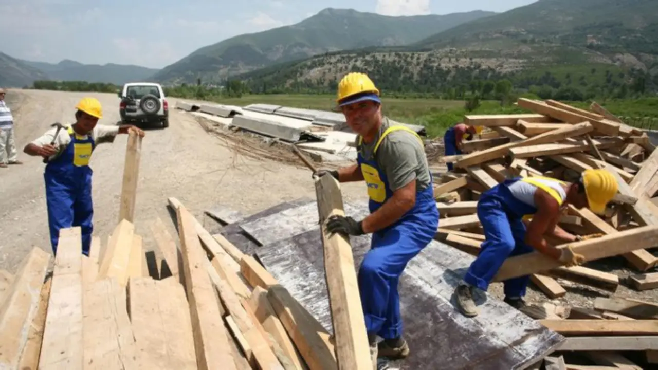 Operarios trabajando en la construcci&oacute;n de una nueva carretera en Albania. / Banco Mundial.