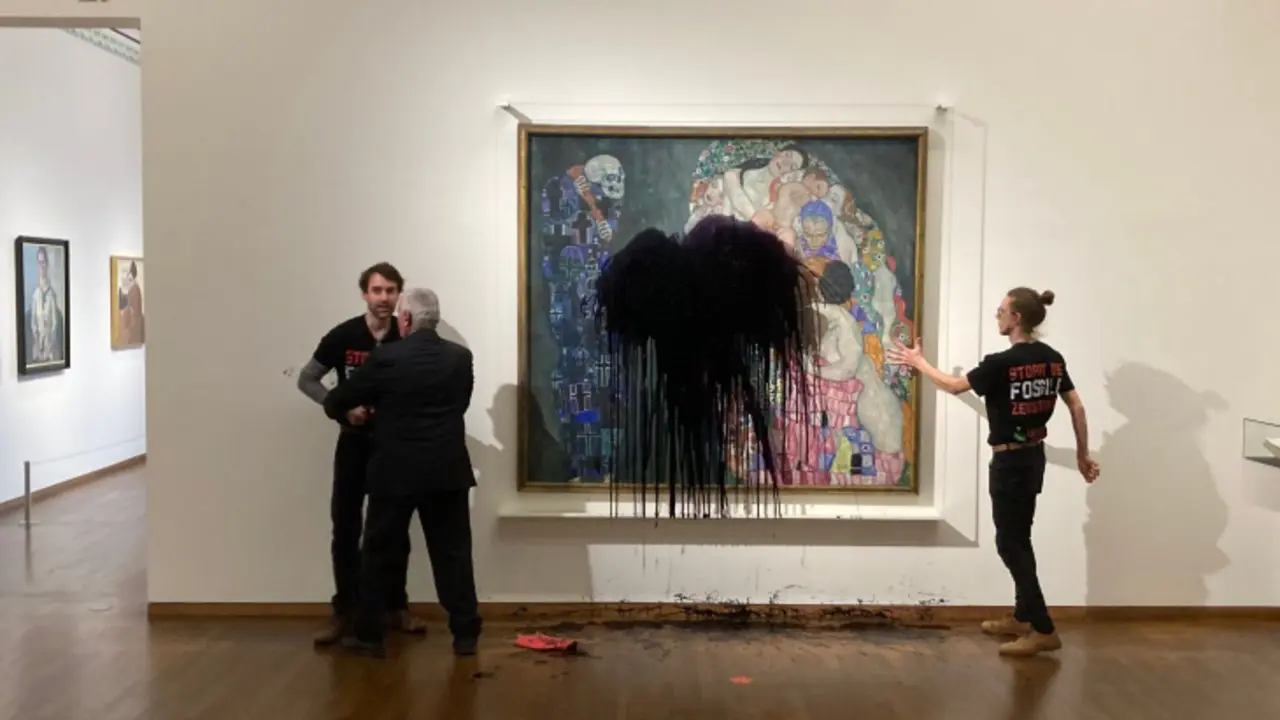 Activistas clim&aacute;ticos arrojan un l&iacute;quido negro al cuadro 'Muerte y vida' de Gustav Klimt / Letze Generation &Ouml;sterreich