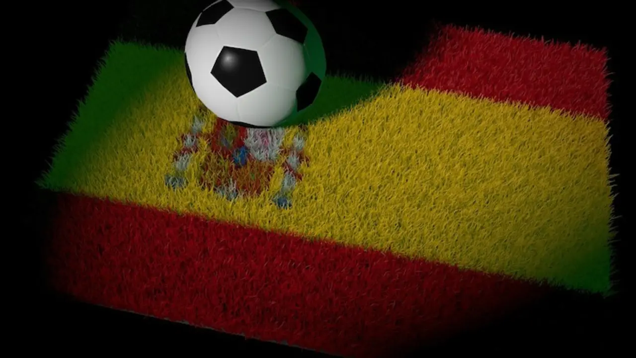 Balón de fútbol sobre felpudo de la bandera de España. / Reimund Bertrams en Pixabay