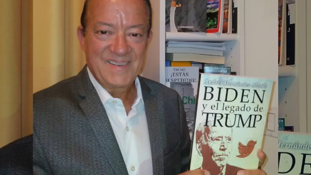 Andr&eacute;s Hern&aacute;ndez Alende junto a su libro Biden y el legado de Trump. / Mundiario