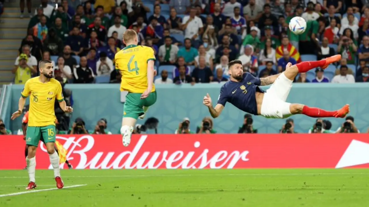 Olivier Giroud anot&oacute; un doblete frente a Australia. / @fifaworldcup_es