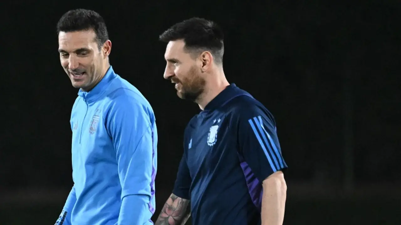 El t&eacute;cnico Lionel Scaloni y el jugador de Argentina Leo Messi. / @Argentina