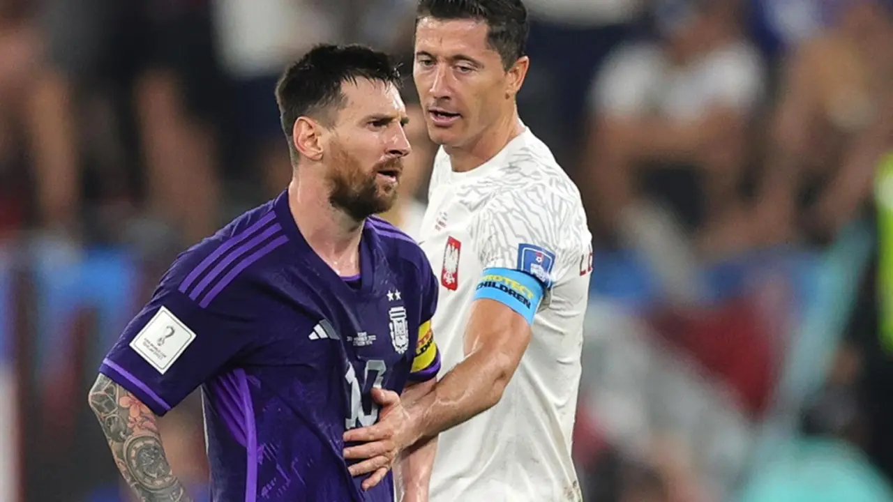 Messi y Lewandowski durante el partido de Argentina y Polonia