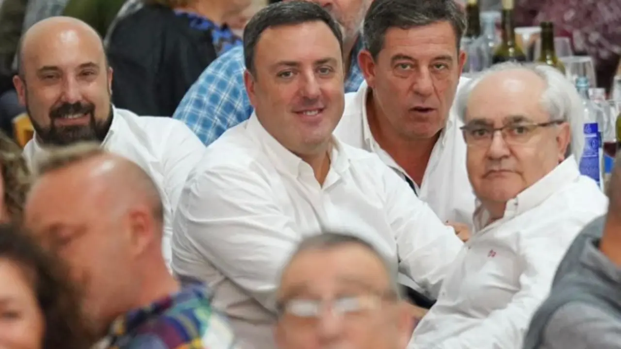 Lage Tuñas, González Formoso y Besteiro en la Fiesta de la Rosa del PSdeG de 2022./ PSdeG-PSOE
