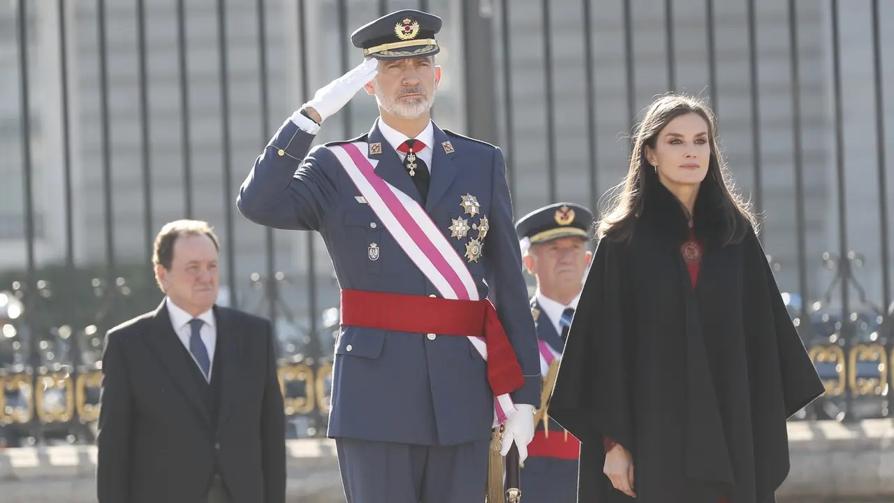 Sus Majestades los Reyes reciben los Honores Militares que por Ordenanza les corresponden, himno nacional y salva de 21 ca&ntilde;onazos. &copy; Casa de S.M. el Rey