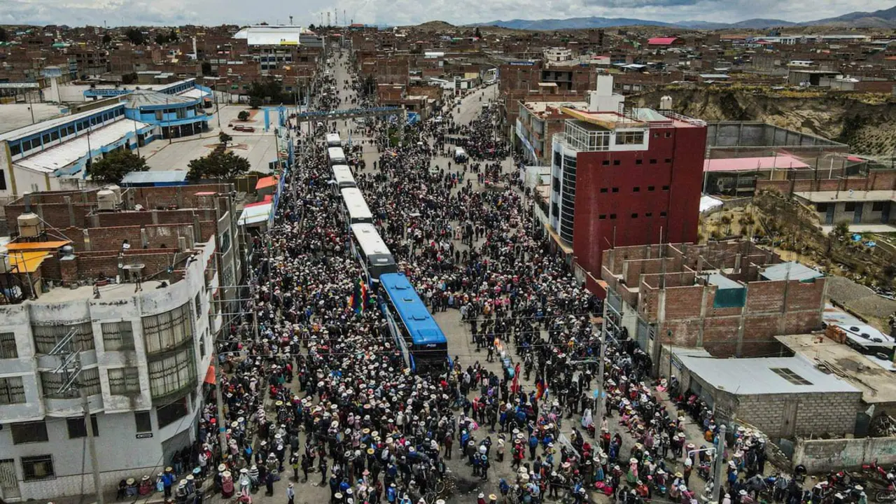 Manifestantes abordan autobuses para la toma de Lima en Per&uacute;. / RR.SS.