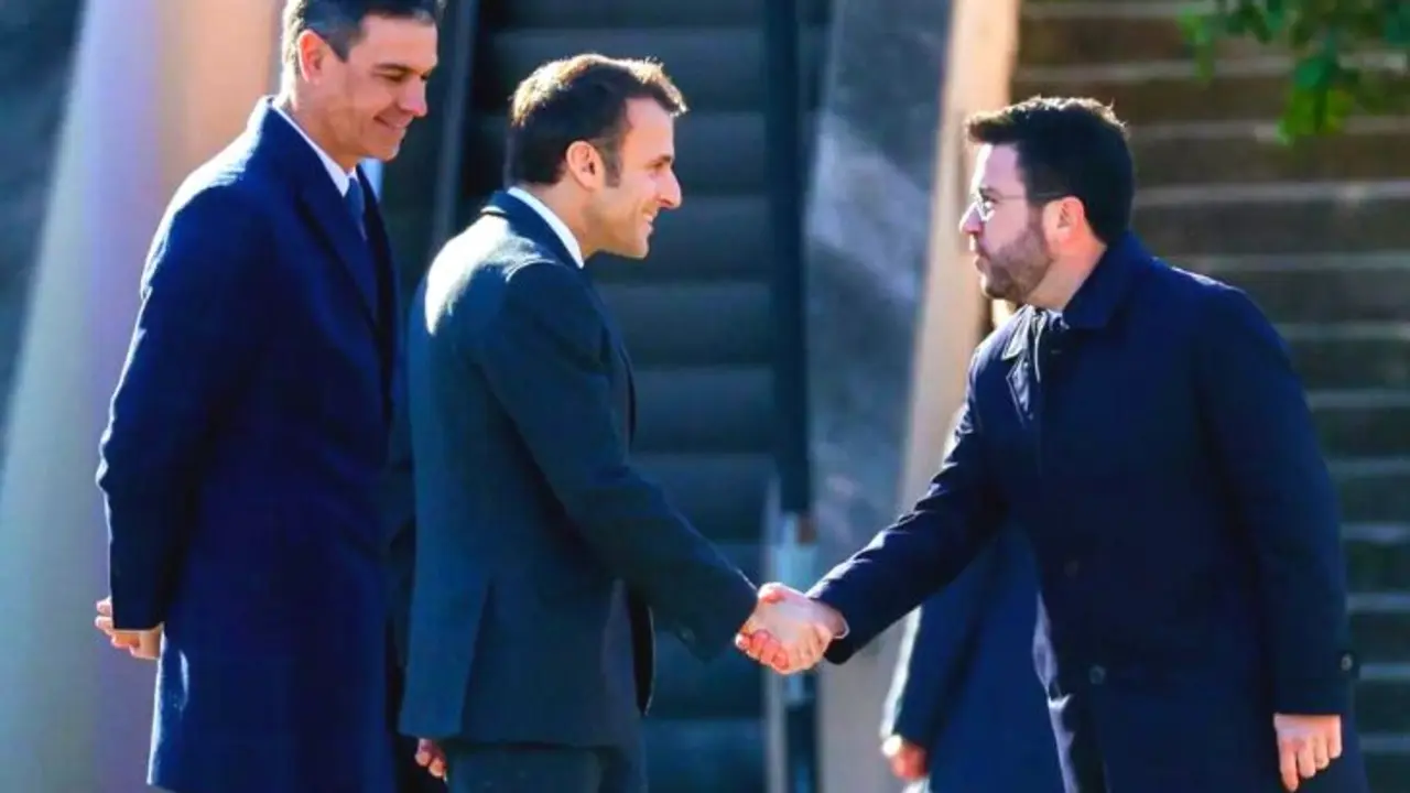 Pedro S&aacute;nchez, presidente del Gobierno de Espa&ntilde;a; Emmanuel Macron, presidente de Francia; y Pere Aragon&egrave;s, presidente de catal&aacute;n. / RR SS.