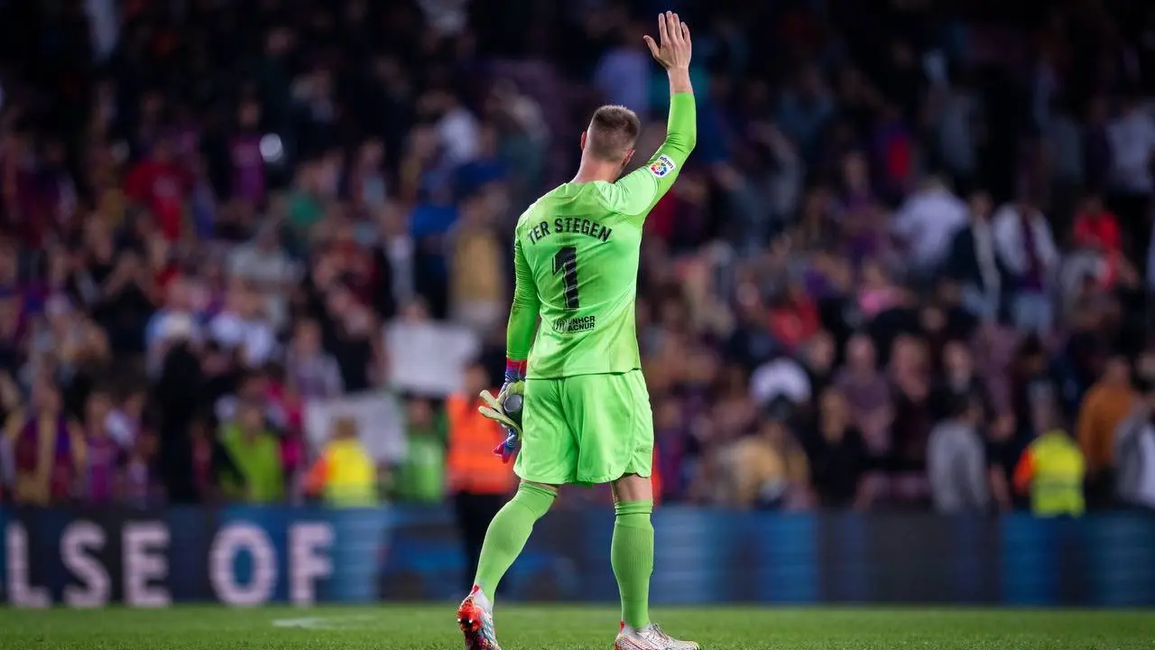 Ter Stegen saludando a la grada. / @mterstegen1