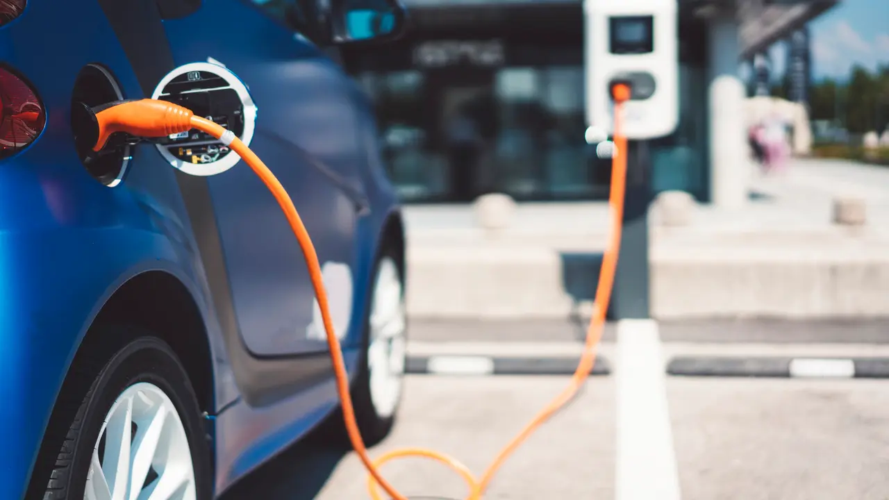Carros el&eacute;ctricos. / RR SS.
