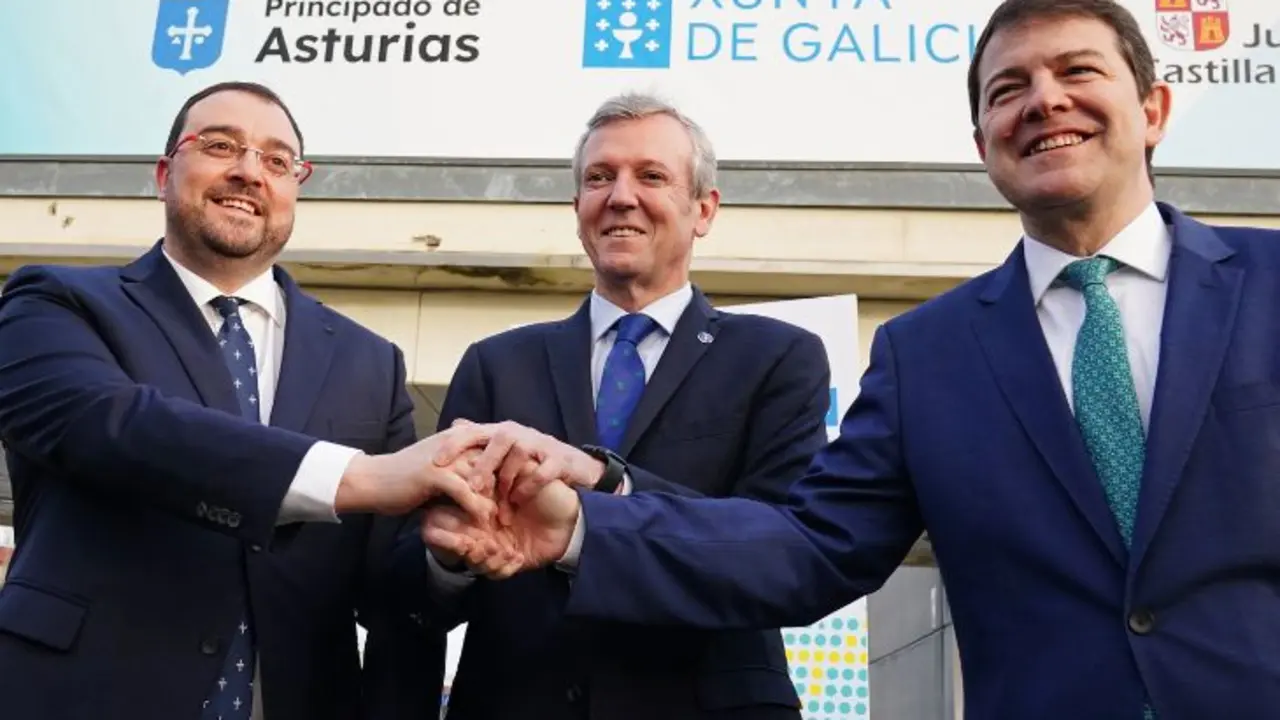 Los presidentes de Asturias, Adri&aacute;n Barb&oacute;n (PSOE); Galicia, Alfonso Rueda (PP), y Castilla y Le&oacute;n, Alfonso Fern&aacute;ndez Ma&ntilde;ueco (PP).  / RR SS