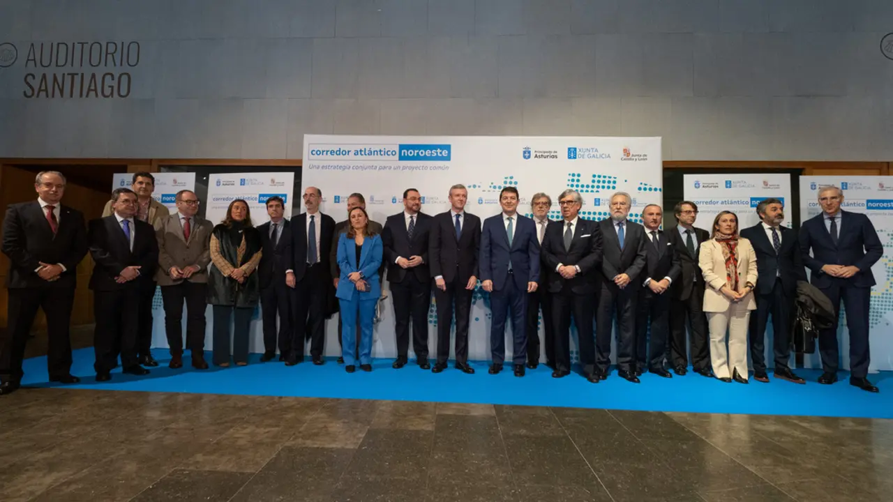 Los presidentes de Galicia, Asturias y Castilla y Le&oacute;n, acompa&ntilde;ados por dirigentes empresariales de sus comunidades. / Mundiario