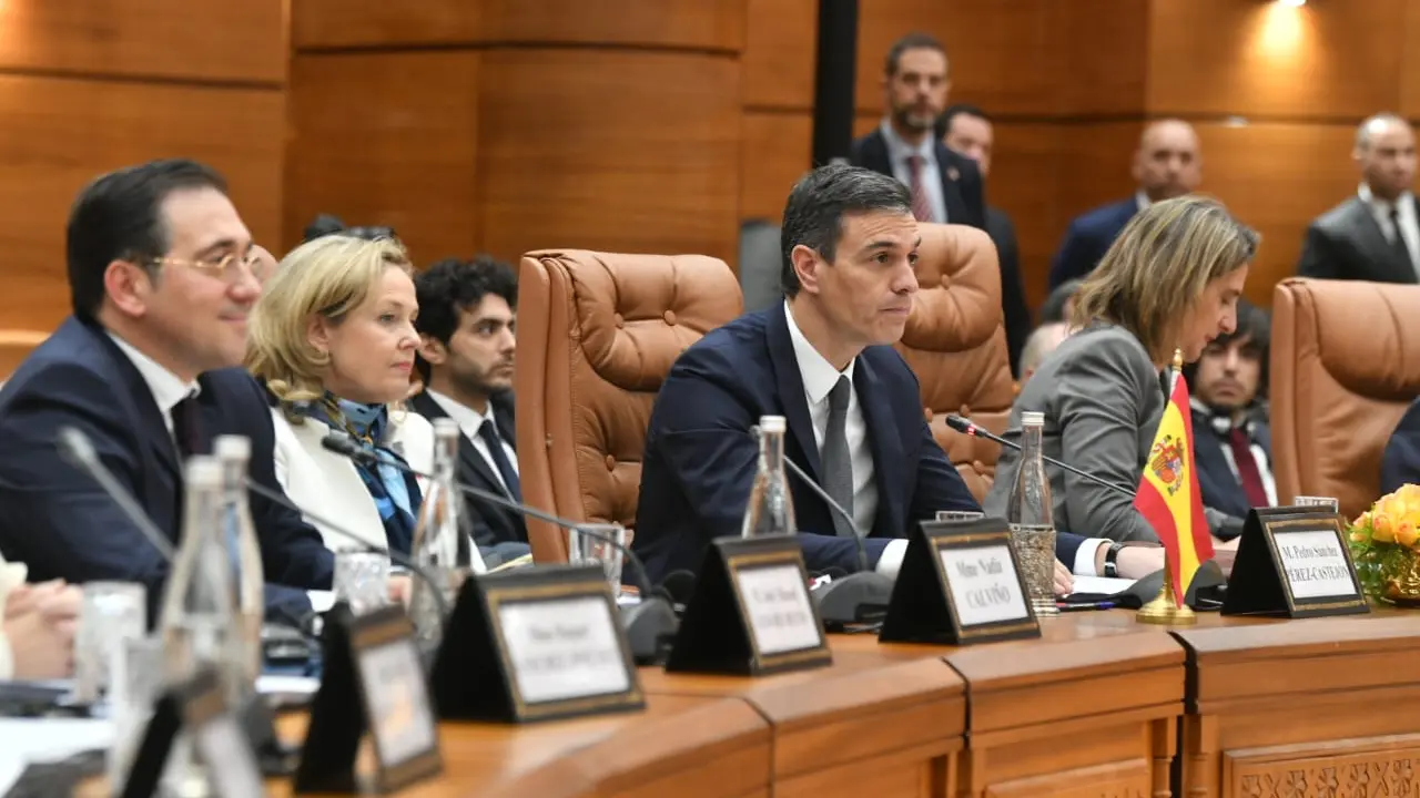 Pedro S&aacute;nchez y sus ministros en la Reuni&oacute;n de Alto Nivel en Marruecos. / RR.SS.
