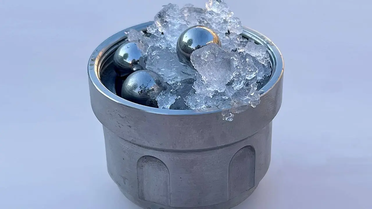 Recipiente para fabricar hielo amorfo de densidad media. / Christopher Salzmann/SINC