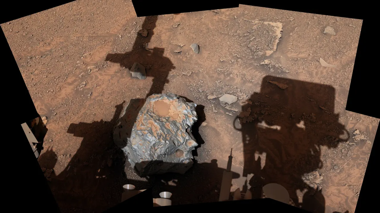 Cacao, meteorito met&aacute;lico hallado en Marte por el rover Curiosity. / NASA