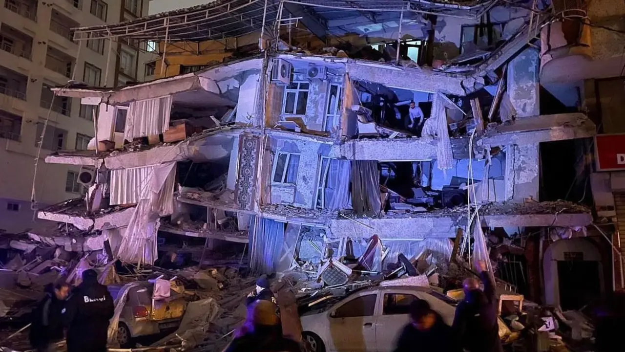 Edificio destruido por terremoto en Turqu&iacute;a. / RR.SS.