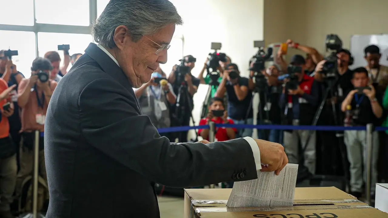 Guillermo Lasso, presidente del Ecuador votando. / @LassoGuillermo