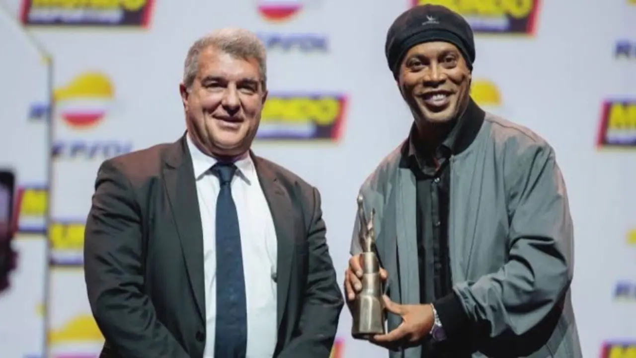 Ronaldinho se reencuentra con Laporta.  Sports Brief
