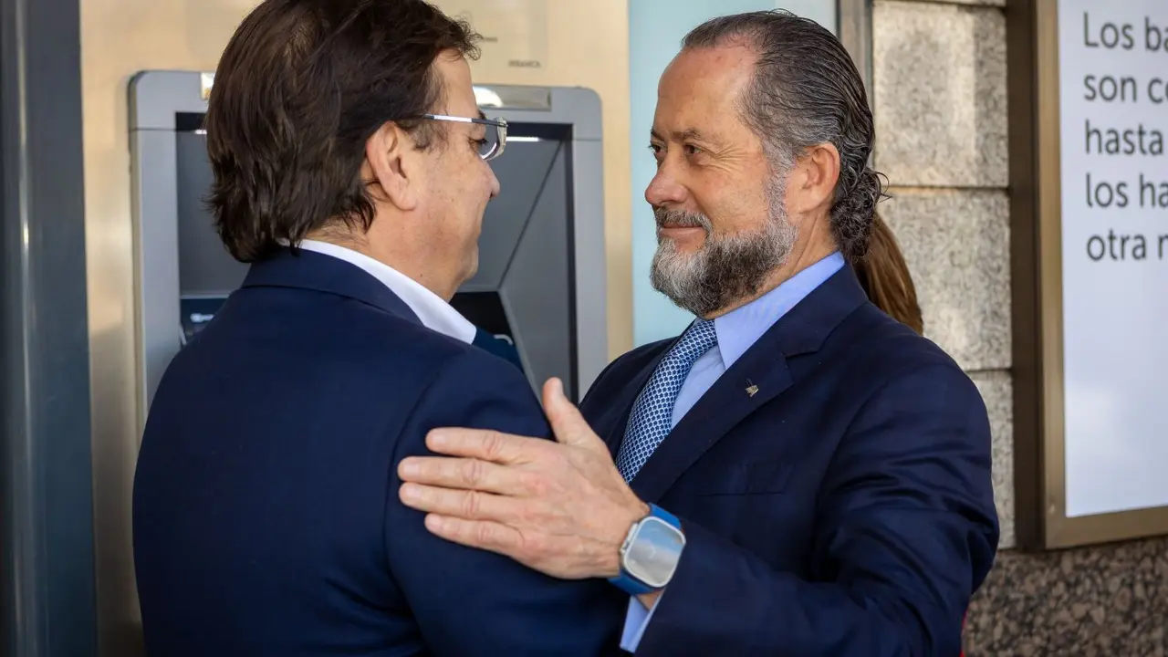 Saludo entre el presidente de la Junta de Extremadura, Guillermo Fernández Vara, y el presidente de Abanca, Juan Carlos Escotet. / Mundiario
