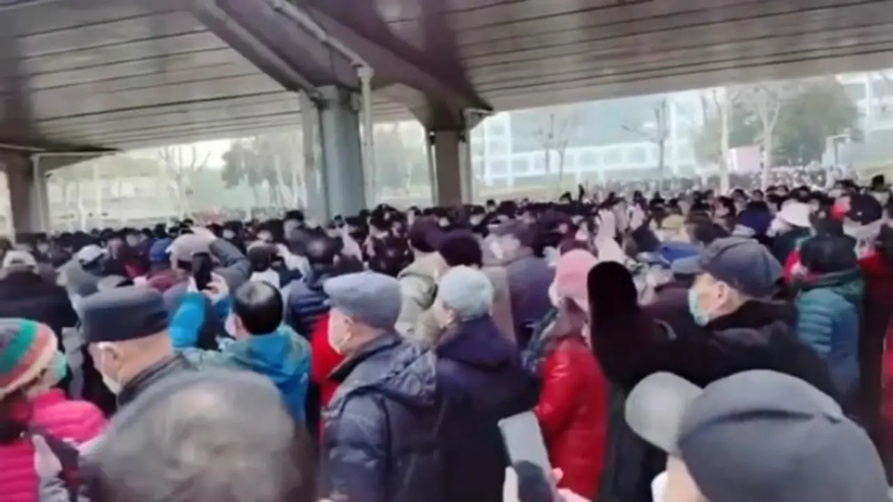 Jubilados chinos protestando por el recorte de su cobertura m&eacute;dica. / Captura de pantalla