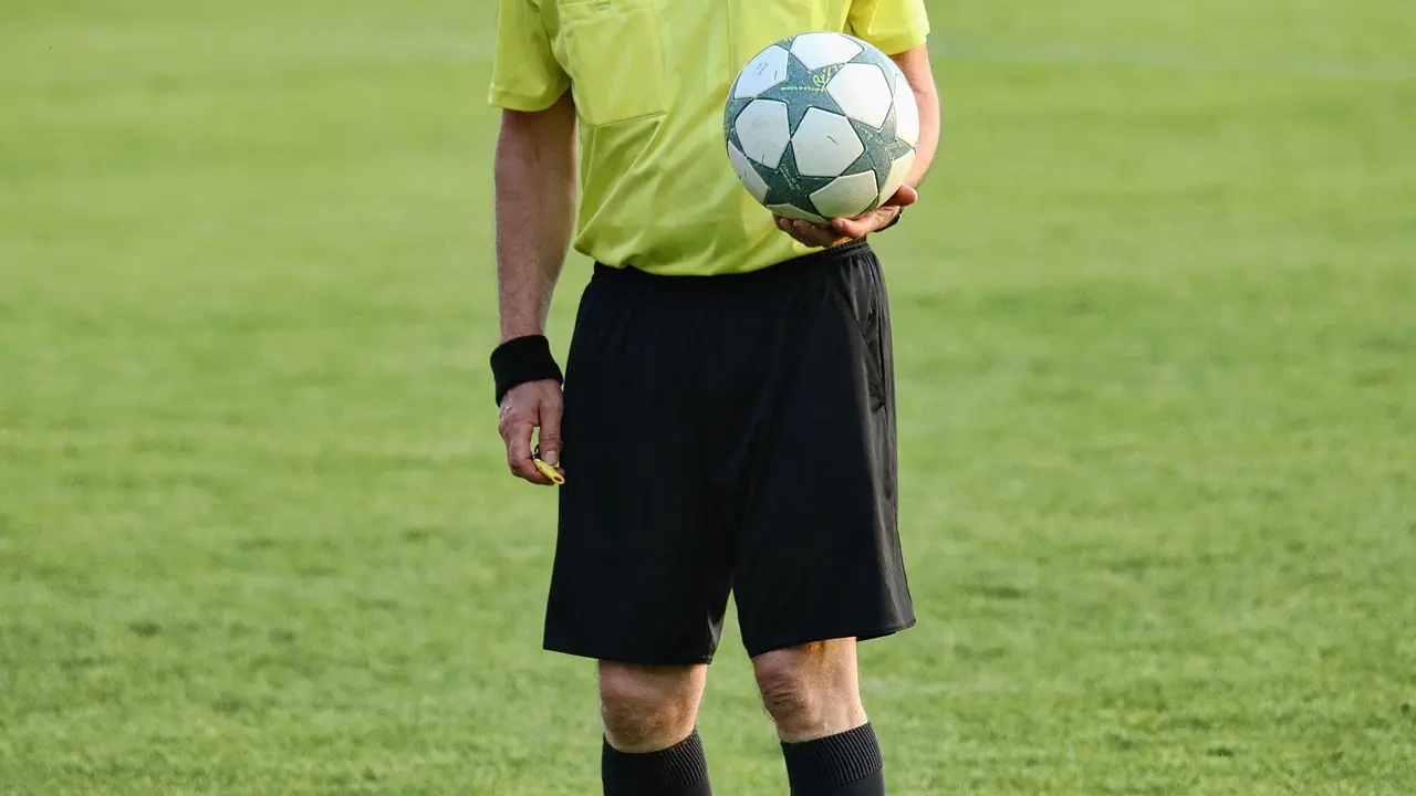 Un árbitro de fútbol. / Pixabay
