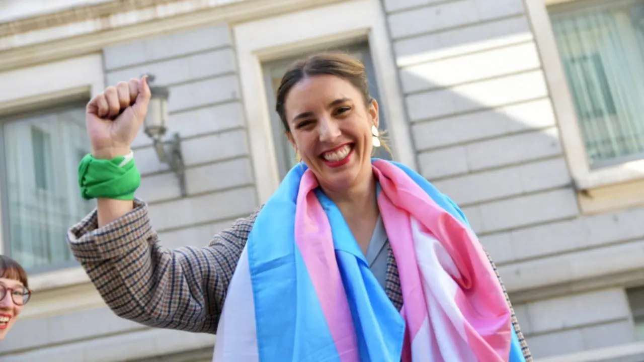 Irene Montero, ministra de Igualdad, celebrando la aprobaci&oacute;n de la ley trans y la reforma del aborto / Twitter @IreneMontero
