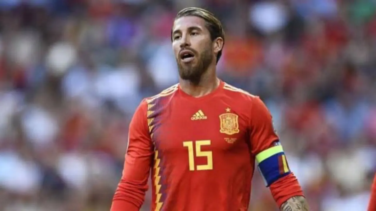 Sergio Ramos en un partido con Espa&ntilde;a. / @mundiario