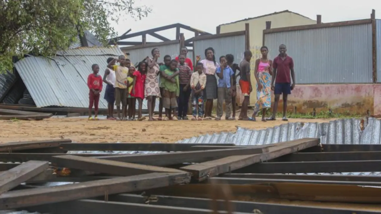 Un grupo de ni&ntilde;os frente a su escuela destruida por el cicl&oacute;n Freddy en la provincia de Inhambane, Mozambique. / UNICEF