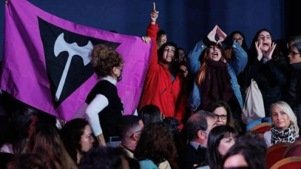Grupo de feministas contrarias a la 'ley trans.' / RR SS.