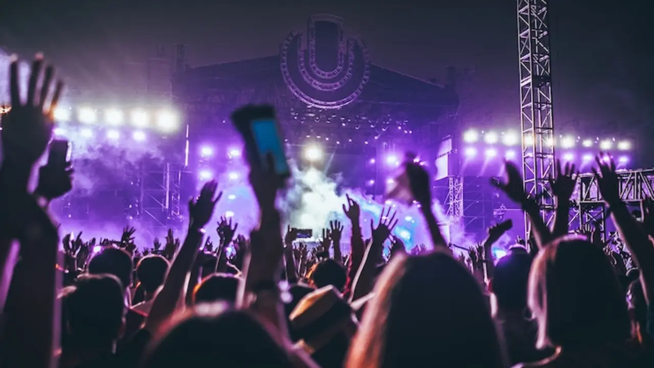 Gente en un concierto. / Hanny Naibaho en Unsplash