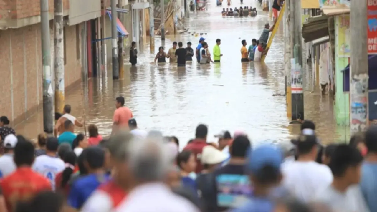 Inundaciones en Per&uacute; por el paso del 'Cicl&oacute;n Yaku' / Twitter