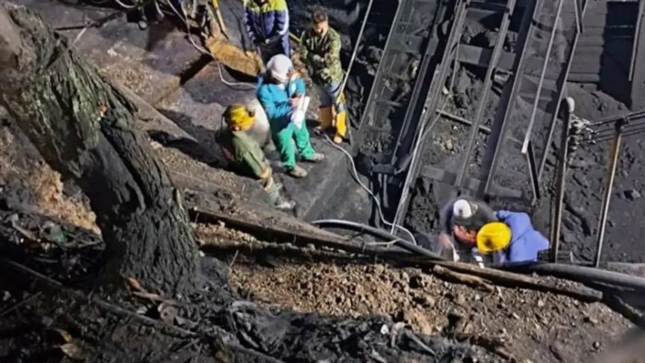 Rescatistas en escombros de la explosi&oacute;n de minas en Sutatuasa, Colombia. / RR.SS.