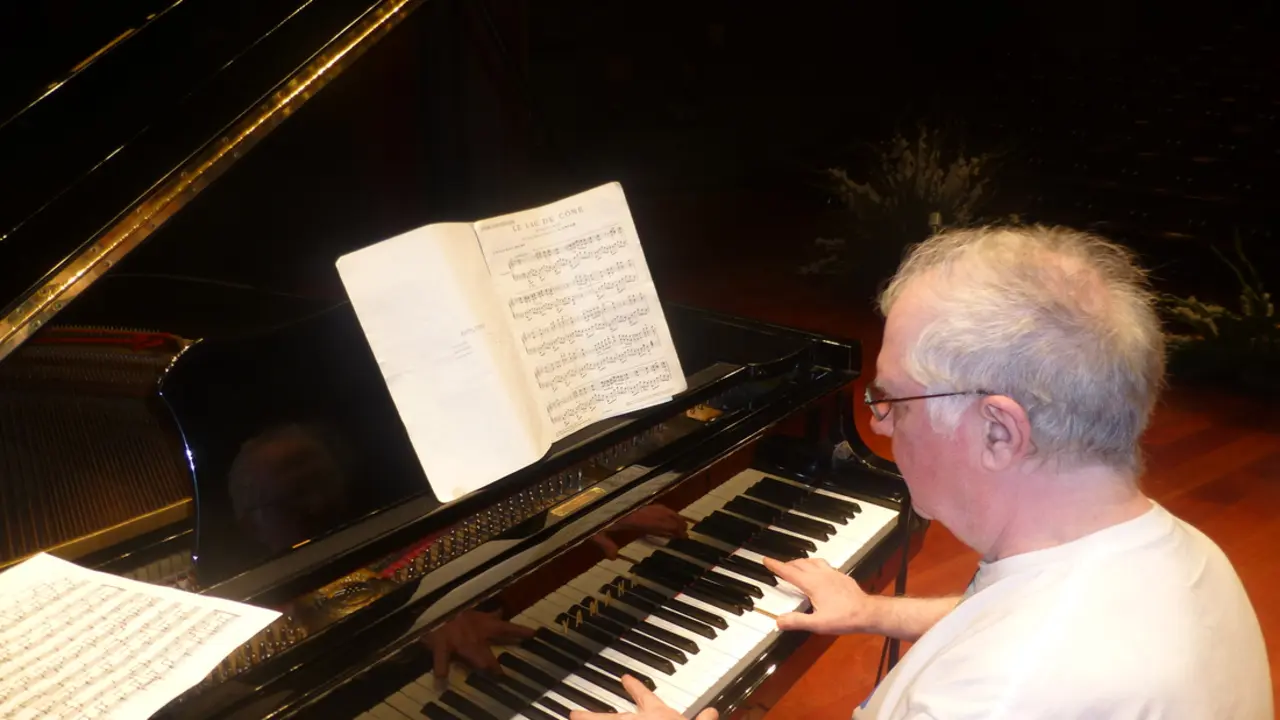 Ram&oacute;n Chao interpretando Le Lac de Come ao piano, en Vilalba (Lugo), en 2013. / Mundiario