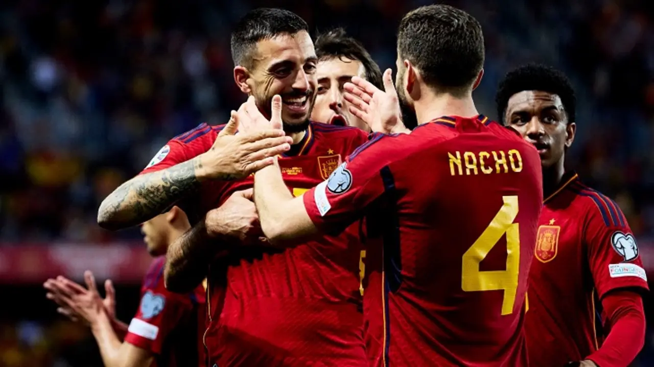 Nacho celebra con Joselu. @SEFutbol