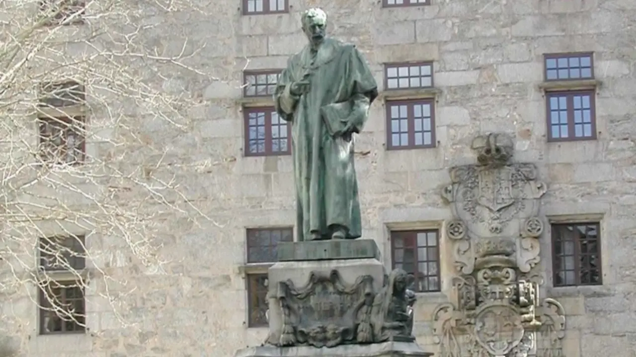 Montero Ríos, en la plaza de Mazarelos, en Santiago de Compostela. / RR SS