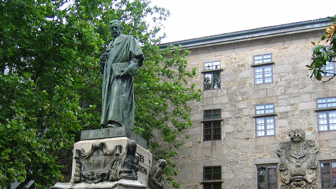 Montero Ríos, en la plaza de Mazarelos, en Santiago de Compostela. / RR SS